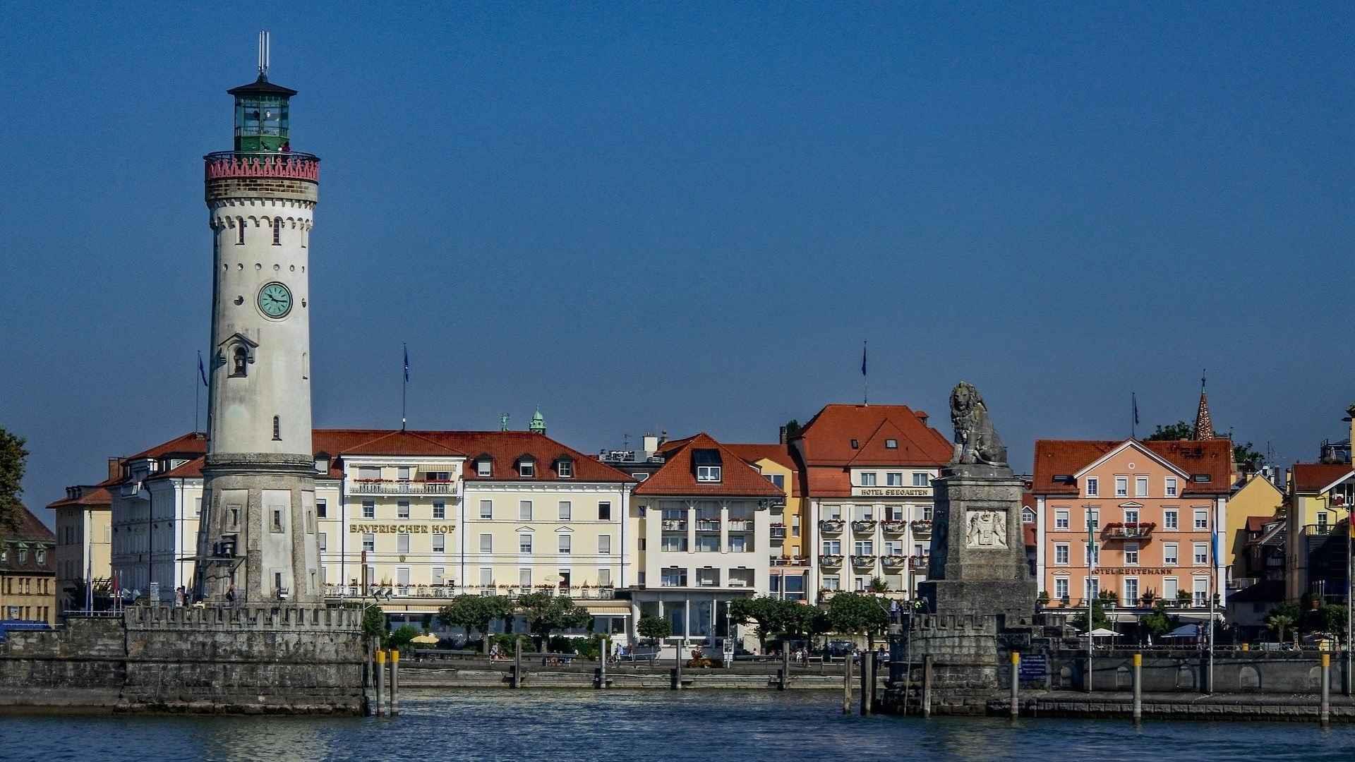 Hafeneinfahrt Lindau mit Hotel Bayerischer Hof