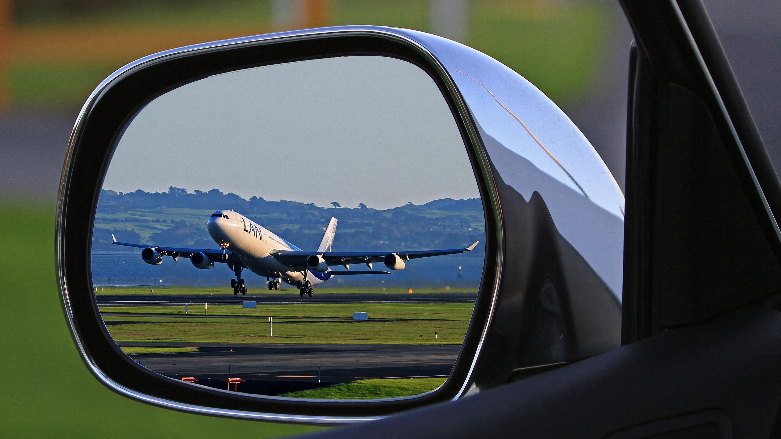 Flugzeug im Seitenspiegel
